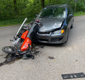 Fot. MOSG Na zdjęciu widać rozbity motocykl i uszkodzony przód samochodu.
