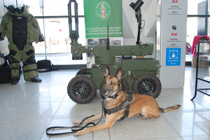 Fot. MOSG Funkcjonariusze prezentują możliwości robota pirotechnicznego.