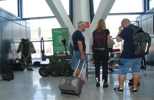Fot. MOSG Funkcjonariusze prezentują możliwości robota pirotechnicznego.