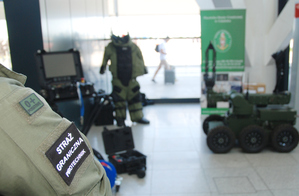 Fot. MOSG Funkcjonariusze prezentują możliwości robota pirotechnicznego.