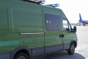 Fot. Andrzej Kubiak Pojazd służbowy Straży Granicznej na płycie lotniska.