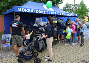 Fot. MOSG Funkcjonariusze SG informują zwiedzających stoisko wystawiennicze.