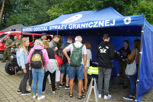 Fot. MOSG Funkcjonariusze SG informują zwiedzających stoisko wystawiennicze.