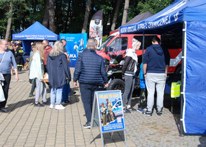 Fot. MOSG Funkcjonariusze SG informują zwiedzających stoisko wystawiennicze.