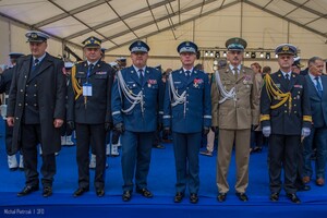 Fot. Michał Pietrzak 3FO Przedstawiciele służb oddają honory