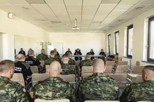 Fot. MOSG Funkcjonariusze na odprawie z Komendantem MOSG.