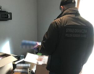 Fot. MOSG Funkcjonariusze Straży Granicznej i Krajowej Administracji Skarbowej zatrzymują nielegalny towar akcyzowy.