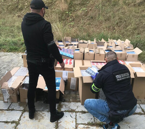 Fot. MOSG Funkcjonariusze Straży Granicznej i Krajowej Administracji Skarbowej zatrzymują nielegalny towar akcyzowy.
