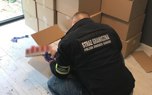 Fot. MOSG Funkcjonariusze Straży Granicznej i Krajowej Administracji Skarbowej zatrzymują nielegalny towar akcyzowy.