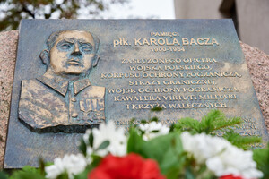 Fot. E. Biały Komendanci MOSG składają wiązankę kwiatów pod tablicą upamiętniającą płk. Karola Bacza,