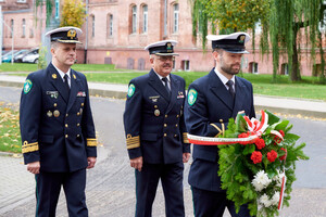 Fot. E. Biały Komendanci MOSG składają wiązankę kwiatów pod tablicą upamiętniającą płk. Karola Bacza,