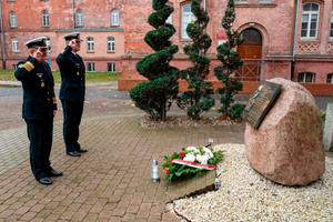 Fot. MOSG Kmdr SG Wojciech Heninborch Zastępca Komendanta Morskiego Oddziału Straży Granicznej oddaje cześć pamięci Patrona MOSG.