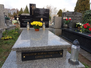 Fot. MOSG Na Cmentarzu Północnym w Warszawie delegacja z MOSG uporządkowała grób patrona oddziału płk. Karola Bacza i jego małżonki. Postawiła tam kwiaty, zapaliła znicze.