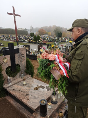 Fot. MOSG Strażnicy graniczni z usteckiej Placówki Straży Granicznej odwiedzili groby tragicznie zmarłych funkcjonariuszy pochowanych na cmentarzach w Ustce, Słupsku i Borzytuchomiu.