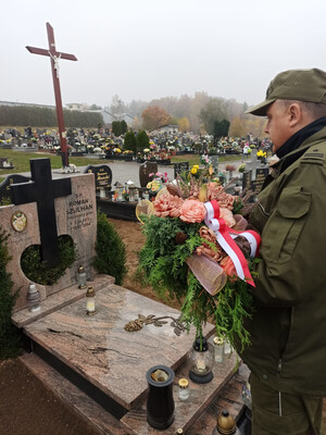 Fot. MOSG Strażnicy graniczni z usteckiej Placówki Straży Granicznej odwiedzili groby tragicznie zmarłych funkcjonariuszy pochowanych na cmentarzach w Ustce, Słupsku i Borzytuchomiu.