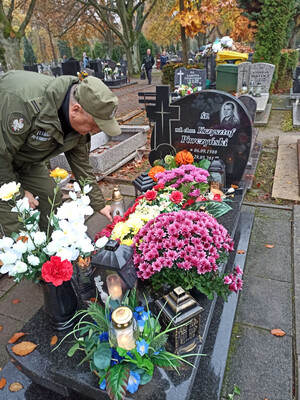 Fot. MOSG Strażnicy graniczni z usteckiej Placówki Straży Granicznej odwiedzili groby tragicznie zmarłych funkcjonariuszy pochowanych na cmentarzach w Ustce, Słupsku i Borzytuchomiu.