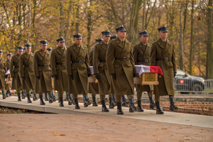 Fot. M. Pietrzak/3. FO Żołnierze niosą trumny.