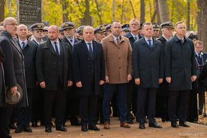 Fot. M. Pietrzak/3. FO Prezydent RP i goście stoją na cmentarzu.