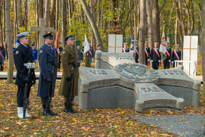 Fot. M. Pietrzak/3. FO Warta żołnierzy WP na cmentarzu.