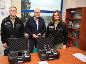 Fot. MOSG Przedstawiciele SG odbierają nowe urządzenia.