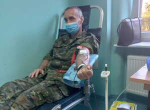 Fot. MOSG Funkcjonariusz Straży Granicznej oddaje krew.