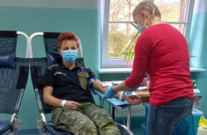 Fot. MOSG Funkcjonariuszka Straży Granicznej oddaje krew.
