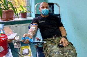 Fot. MOSG Funkcjonariusz Straży Granicznej oddaje krew.