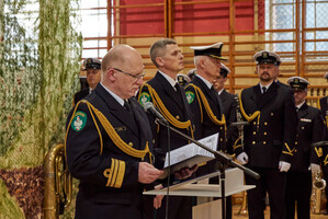 Fot. Ewelina Biały Naczelnik Wydziału Kadr i Szkolenia czyta nowym funkcjonariuszom  zasady etyki.