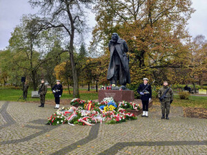 Fot. Pomorska Policja Delegacje składają kwiaty pod pomnikiem Józefa Piłsudskiego.