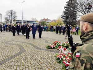 Fot. Pomorska Policja Delegacje składają kwiaty pod pomnikiem Józefa Piłsudskiego.
