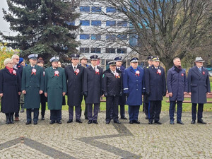 Fot. Pomorska Policja Delegacje składają kwiaty pod pomnikiem Józefa Piłsudskiego.