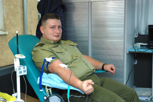 Fot. MOSG Funkcjonariusz Straży Granicznej w Szczecinie podczas honorowego oddania krwi.