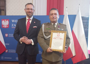 Fot. MOSG Wojewoda Zachodniopomorski z odznaczonym funkcjonariuszem Straży Granicznej.