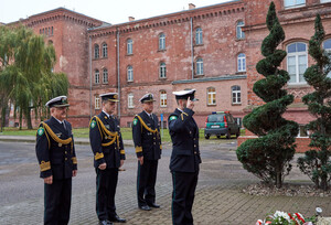 Fot. E. Biały Komendanci składają wieniec pod tablicą patrona MOSG.