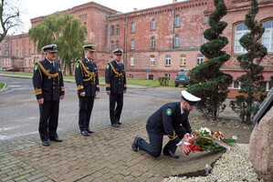 Fot. E. Biały Komendanci składają wieniec pod tablicą patrona MOSG.
