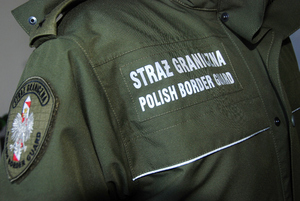 Napis Straż Graniczna na kurtce funkcjonariusza Emblemat Straży Granicznej