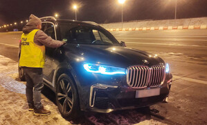 Funkcjonariusz Straży Granicznej przy zatrzymanym BMW. Funkcjonariusz Straży Granicznej przy zatrzymanym BMW.