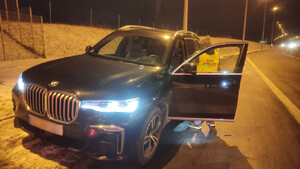 Funkcjonariusz Straży Granicznej przy zatrzymanym BMW. Funkcjonariusz Straży Granicznej przy zatrzymanym BMW.