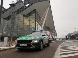 Pojazd służbowy Straży Granicznej przy terminalu pasażerskim gdańskiego lotniska Pojazd służbowy Straży Granicznej przy terminalu pasażerskim gdańskiego lotniska