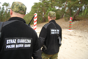 Funkcjonariusze Straży Granicznej podczas patrolu pieszego. Funkcjonariusze Straży Granicznej podczas patrolu pieszego.