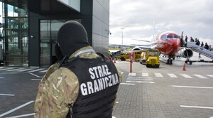 Funkcjonariusz Straży Granicznej przed terminalem pasażerskim gdańskiego lotniska Funkcjonariusz Straży Granicznej przed terminalem pasażerskim gdańskiego lotniska
