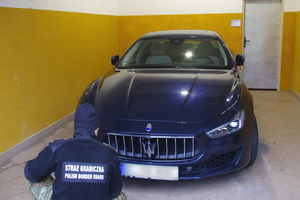 Funkcjonariusz Straży Granicznej przy zatrzymanym Maserati Ghibli Funkcjonariusz Straży Granicznej przy zatrzymanym Maserati Ghibli
