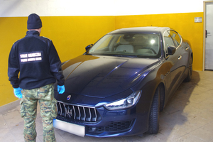 Funkcjonariusz Straży Granicznej przy zatrzymanym Maserati Ghibli Funkcjonariusz Straży Granicznej przy zatrzymanym Maserati Ghibli