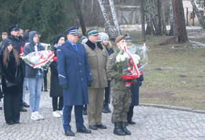 Delegacje składają kwiaty w Muzeum Stutthof w Sztutowie Delegacje składają kwiaty w Muzeum Stutthof w Sztutowie