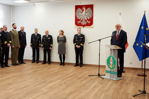 Dyrektor Oddziału NBP przemawia do uczestników zbiórki Dyrektor Oddziału NBP przemawia do uczestników zbiórki