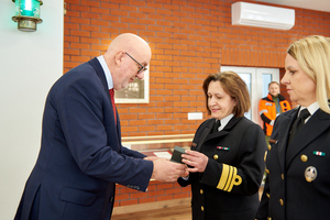 Dyrektor Oddziału NBP wręcza monety kolekcjonerskie Dyrektor Oddziału NBP wręcza monety kolekcjonerskie