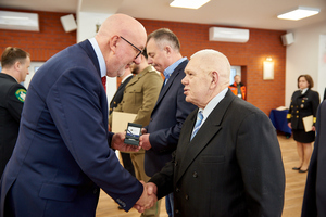 Dyrektor Oddziału NBP wręcza monety kolekcjonerskie Dyrektor Oddziału NBP wręcza monety kolekcjonerskie