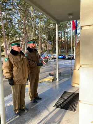 Komendant Placówki SG we Władysławowie wraz z Zastępcą przed tablicą upamiętniającą patrona Komendant Placówki SG we Władysławowie wraz z Zastępcą przed tablicą upamiętniającą patrona