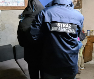 Funkcjonariusz zatrzymuje mężczyznę z narkotykami Funkcjonariusz zatrzymuje mężczyznę z narkotykami