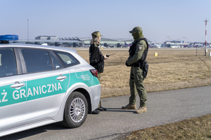 Strażnicy graniczni patrolują lotnisko Strażnicy graniczni patrolują lotnisko